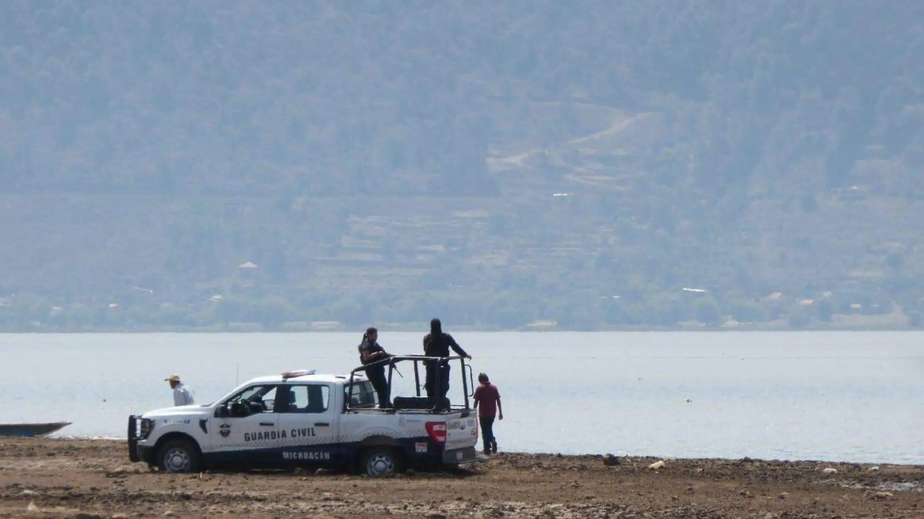 Patrulla de Guardia Civil vigilando Lago de Pátzcuaro